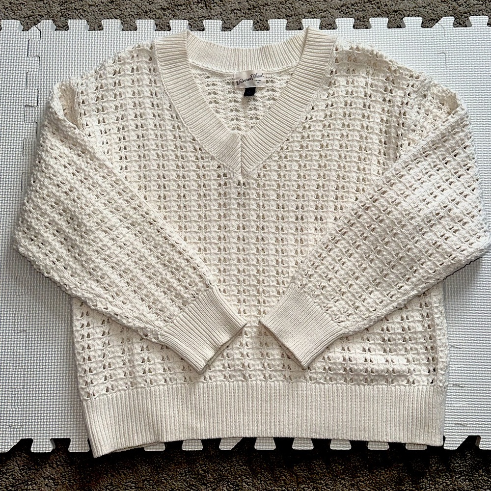 Universal Thread Women's Cream V-Neck Sweater